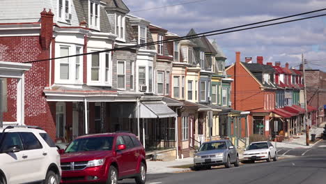 A-residential-street-in-Reading-Pennsylvania-of-rowhouses-and-homes-in-typical-Pennsylvania-style-3