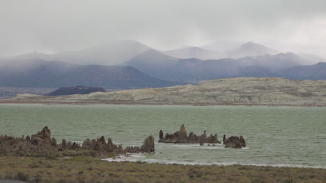 Schöne-Aufnahme-Von-Mono-Lake-Kalifornien-Mit-Wolken-Und-Nebel