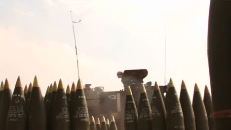 Ein-Soldat-Der-Armee-Im-Irak-Steht-Zwischen-Granaten,-Während-Eine-Panzerkanone-Feuert
