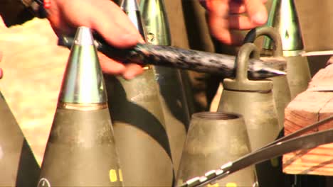 Israeli-soldiers-prepare-and-test-shells-during-the-war-with-Lebanon