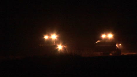Eine-Nachtpatrouille-Von-Gepanzerten-Bulldozern-Bewegt-Sich-Entlang-Des-Gazastreifens-An-Der-Israelischen-Grenze