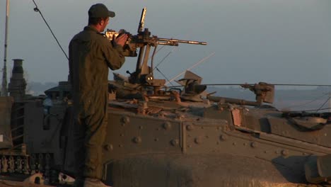 Ein-Israelischer-Soldat-Steht-Während-Einer-Pattsituation-Im-Gazastreifen-Auf-Einem-Panzer