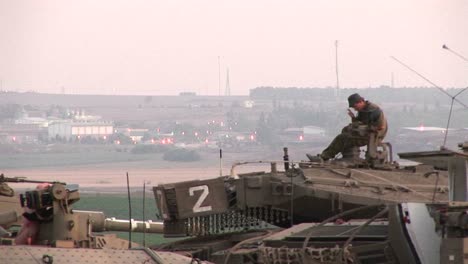 Ein-Israelischer-Soldat-Sitzt-Auf-Einem-Panzer-An-Der-Grenze-Zum-Gazastreifen-G