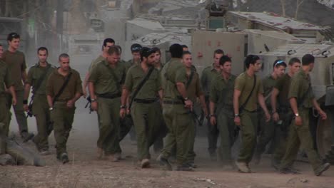 Israeli-soldiers-arrive-for-duty-in-a-border-region