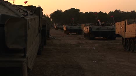 Una-Línea-De-Vehículos-Del-Ejército-Israelí-Están-Estacionados-A-Lo-Largo-De-La-Frontera-De-La-Franja-De-Gaza-De-Israel.