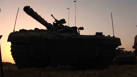 Un-Tanque-Del-Ejército-Israelí-Está-Estacionado-En-La-Frontera-De-La-Franja-De-Gaza.