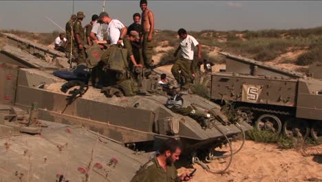Israelische-Soldaten-Stehen-Während-Einer-Kampfpause-Auf-Ihren-Gepanzerten-Mannschaftswagen
