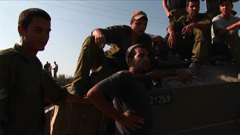 Israelische-Soldaten-Außerhalb-Des-Dienstes-Sitzen-Auf-Einem-Panzergespräch