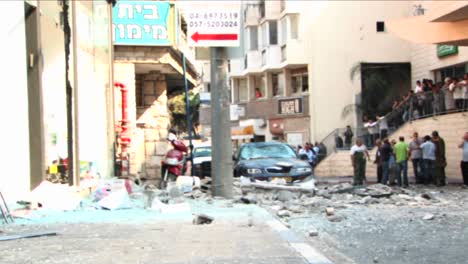 Vidrios-Rotos-Y-Escombros-Se-Alinean-En-Las-Calles-De-Haifa,-Israel-Después-De-Un-Ataque-Con-Cohetes-Durante-La-Guerra-De-Israel-En-El-Líbano