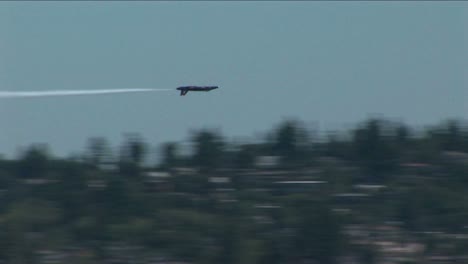 Ein-Blue-Angels-Jet-Barrel-Rollt-Und-Fliegt-An-Anderen-Flugzeugen-Vorbei