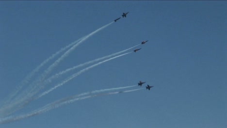 Sechs-Jets-Der-Blauen-Engel-Fliegen-In-Formation-Und-Brechen-In-Zweiergruppen-Auf