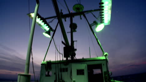 Ein-Fischereifahrzeug-Schaltet-Seine-äußeren-Flutlichter-Ein