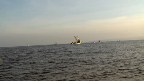 Varios-Barcos-Pesqueros-Navegan-En-El-Mar