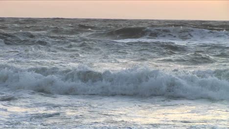 Choppy-waves-continuously-break-and-roll-onto-shore-