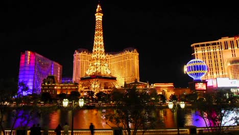 Un-Lapso-De-Tiempo-De-Peatones-Y-Vehículos-Cerca-De-Los-Casinos-Del-Hotel-En-Las-Vegas