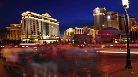 Ein-Zeitraffer-Von-Fußgängern-Und-Fahrzeugen-In-Der-Nähe-Von-Hotelcasinos-In-Las-Vegas-1