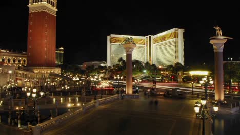 Un-Lapso-De-Tiempo-De-Peatones-Y-Vehículos-Cerca-De-Los-Casinos-Del-Hotel-En-Las-Vegas-3