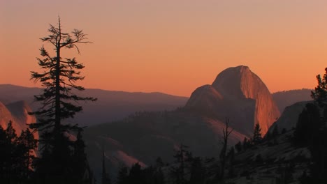 The-goldenhour-sun-glows-over-a-mountainous-landscape-in-Yosemite-National-Park-California