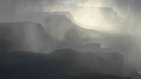 La-Niebla-Cubre-Capas-De-Montañas-En-El-Parque-Nacional-Del-Gran-Cañón-En-Arizona
