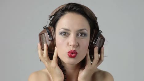 Mujer-joven-auriculares-09