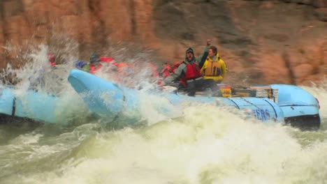 Eine-Rafting-Expedition-Führt-Den-Colorado-River-Im-Grand-Canyon-Hinunter-1