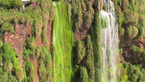 Zoomen-Sie-Von-Den-Iguacu-Wasserfällen-In-Argentinien-Aus,-Um-Viele-Bäche-Und-Kleinere-Wasserfälle-Zu-Sehen