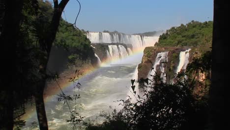 Ein-Zoom-In-Iguacu-Fällt-Mit-Einem-Regenbogen-Im-Vordergrund