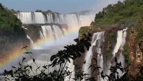 Eine-Schöne-Aufnahme-Von-Iguacu-Fällt-Mit-Einem-Regenbogen-Im-Vordergrund