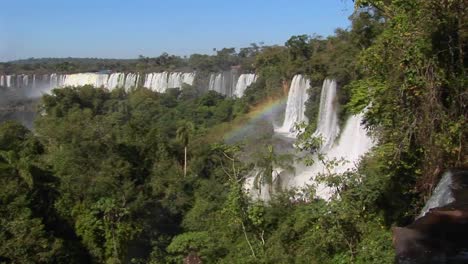 Iguacu-Wasserfälle-Fließen-Aus-Dem-Dschungel-Mit-Einem-Regenbogen-Vordergrund