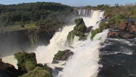 Eine-Perspektive-Mit-Blick-über-Den-Rand-Eines-Wasserfalls-Iguacu-Falls