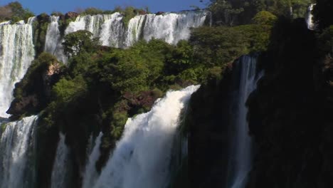 Iguacu-Wasserfälle,-Die-An-Der-Grenze-Zwischen-Argentinien-Und-Brasilien-Fließen