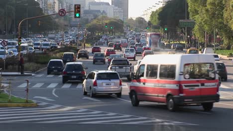 Buenos-Aires-Argentinien-Capitol-Nuevo-De-Julio-Kreuzung-Mit-Verkehr-Mittelbreite-Busse-Und-Fahrräder