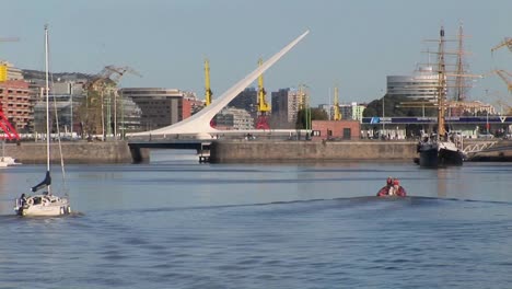 Hafen-Von-Buenos-Aires-Mit-Segelboot-und-Brücke-Puerto-Madero