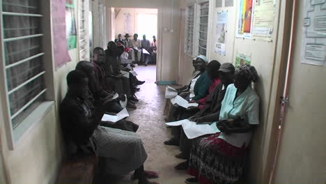 Dutzende-Von-Menschen-Warten-In-Einer-Klinik-In-Afrika-Auf-Eine-ärztliche-Untersuchung