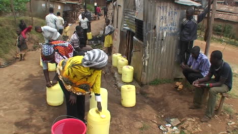 People-fill-water-in-canisters-from-a-faucet-on-the-street