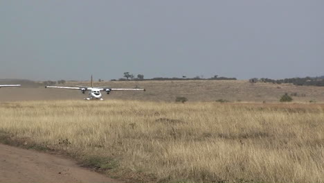 Un-Pequeño-Avión-Despega-De-Una-Pista-De-Aterrizaje-De-Camino-De-Tierra-Rural