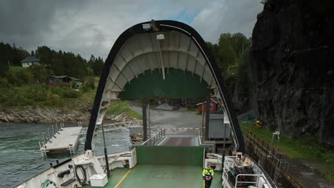 Noruega-Ferry-Docking-01