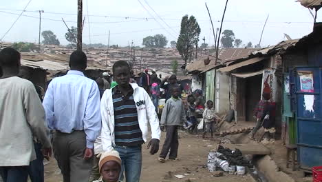 People-walking-in-a-crowded-slum-in-Africa