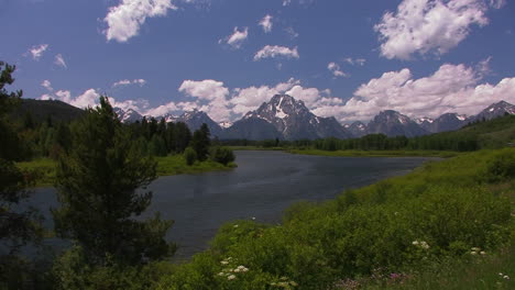 Wolken-Ziehen-Mit-Großen-Tetons-über-Die-Berge