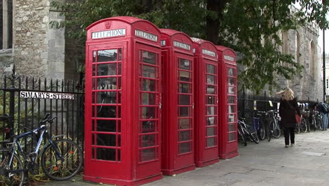 Red-phone-booths-line-a-road-in-the-UK