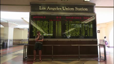 Ein-Zeitraffer-Von-Passagieren,-Die-Sich-Die-Ankunft-Und-Abfahrt-Von-Zügen-Am-Bahnhof-Los-Angeles-Union-Anschauen