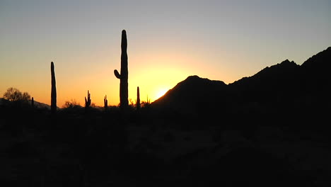 Time-lapse-of-the-sun-setting-on-a-desert-scene-
