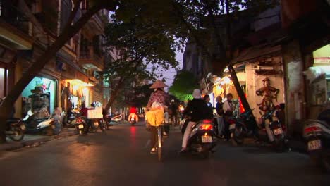 Ein-Blickwinkel,-Der-Von-Einem-Motorrad-Aus-Durch-Den-Verkehr-In-Vietnam-Geschossen-Wurde