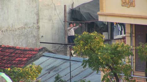 Ein-Mann-Trainiert-Am-Frühen-Morgen-Auf-Seinem-Dach-In-Vietnam