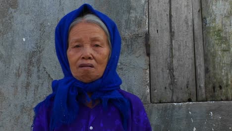 Eine-Alte-Frau-In-Vietnam-Schaut-In-Die-Kamera
