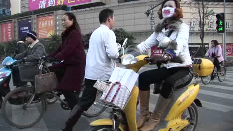 Eine-Reiseaufnahme-Folgt-Menschen,-Die-Die-Straße-Auf-Einem-Zebrastreifen-In-Peking-überqueren