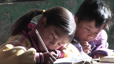 Los-Niños-Practican-La-Escritura-En-Un-Aula-Rural-En-China