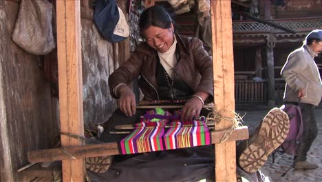 Eine-Frau-Bedient-Einen-Einfachen-Webstuhl-In-Einem-Chinesischen-Dorf