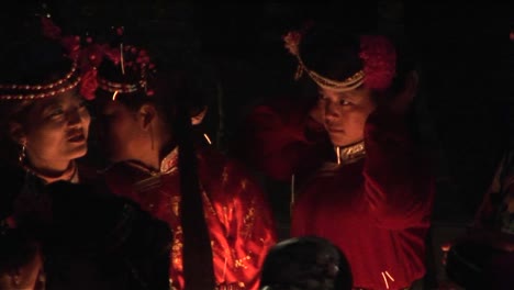 Chinos-étnicos-Se-Reúnen-Alrededor-De-Un-Fuego-Por-La-Noche-Para-Una-Ceremonia-1