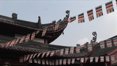 Banderas-Cuelgan-De-Los-Aleros-De-Un-Templo-Chino